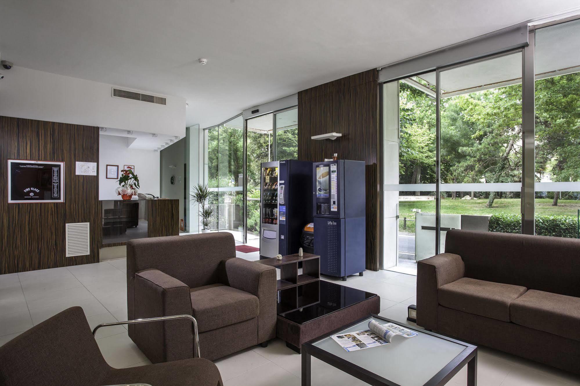 Residence Delfina Ріміні Екстер'єр фото